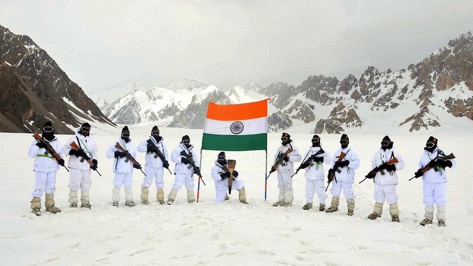 Indian soldiers with the national flag on the Siachen Glacier